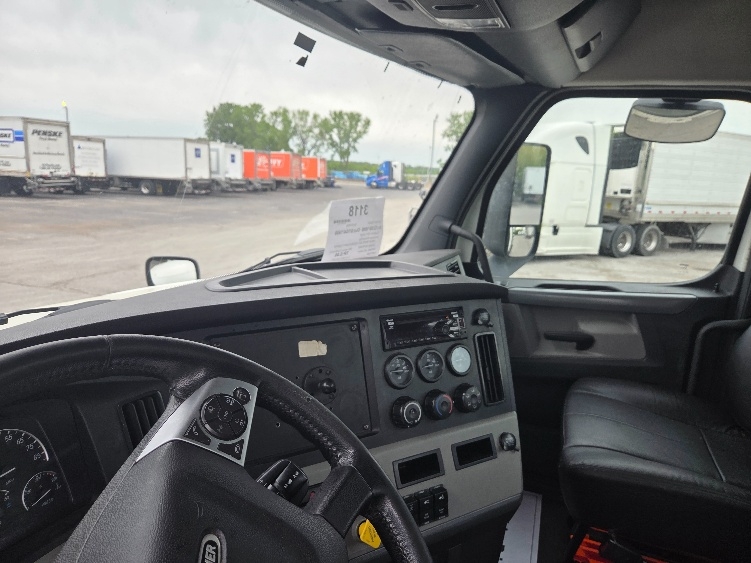 2021 Freightliner Cascadia in Kansas City, MO — photo 10