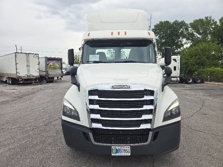 2021 Freightliner Cascadia in Kansas City, MO — photo 2