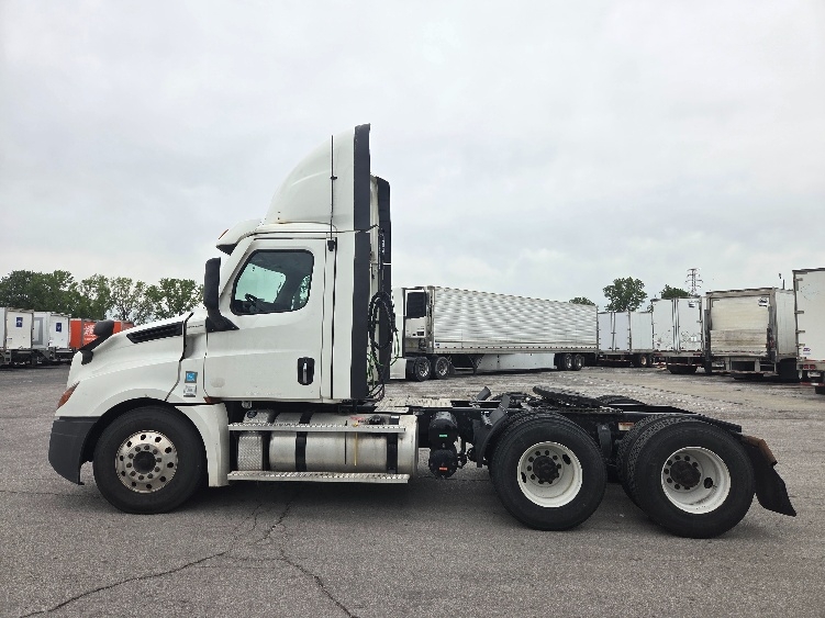 2021 Freightliner Cascadia in Kansas City, MO — photo 4