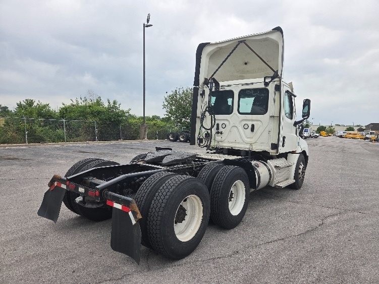 2021 Freightliner Cascadia in Kansas City, MO — photo 7