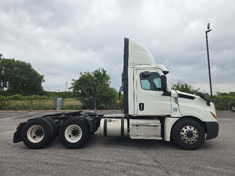 2021 Freightliner Cascadia in Kansas City, MO — photo 8