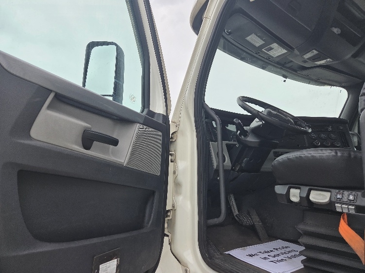 2021 Freightliner Cascadia in Kansas City, MO — photo 9