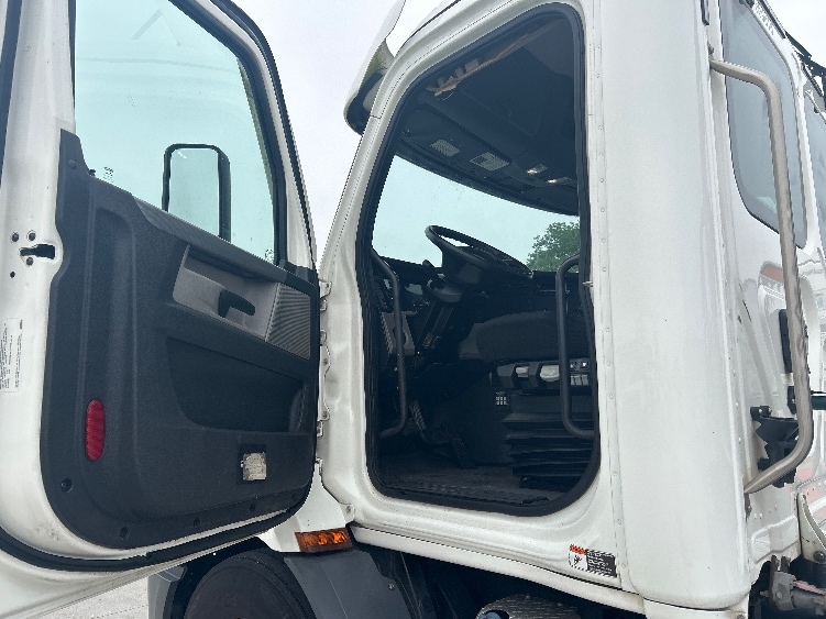 2020 Freightliner Cascadia in Hammond, LA — photo 9