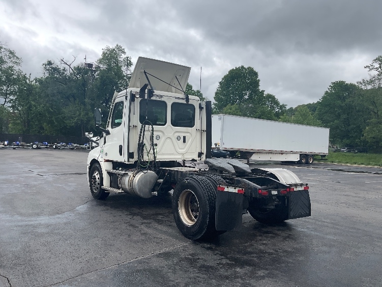 2021 Freightliner Cascadia in Akron, OH — photo 5