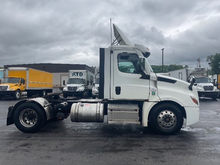 2021 Freightliner Cascadia in Akron, OH — photo 8