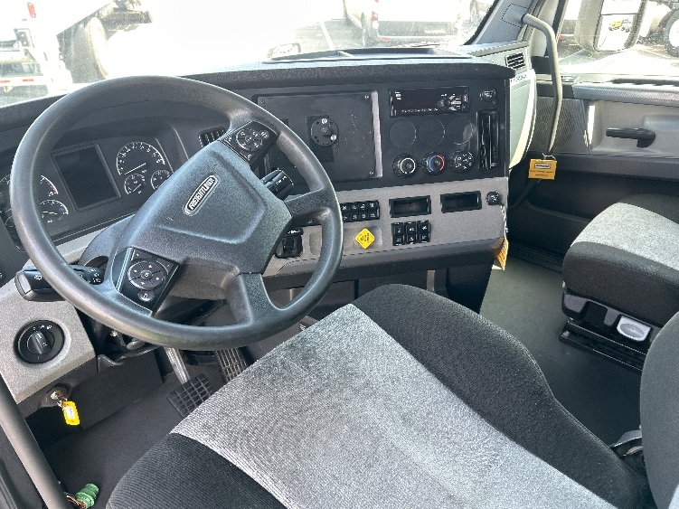 2021 Freightliner Cascadia in Jurupa Valley, CA — photo 10