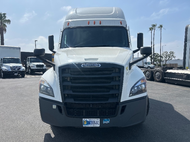 2021 Freightliner Cascadia in Jurupa Valley, CA — photo 2