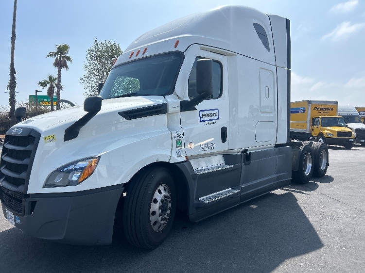 2021 Freightliner Cascadia in Jurupa Valley, CA — photo 3