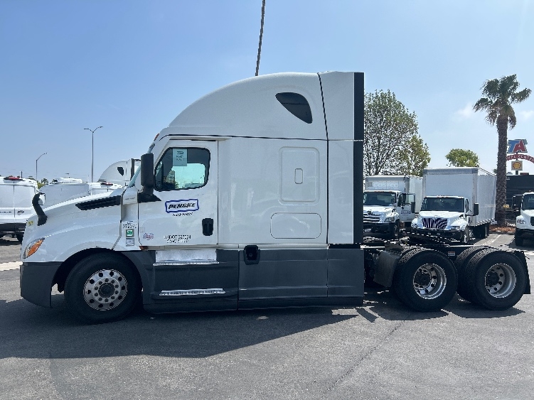 2021 Freightliner Cascadia in Jurupa Valley, CA — photo 4