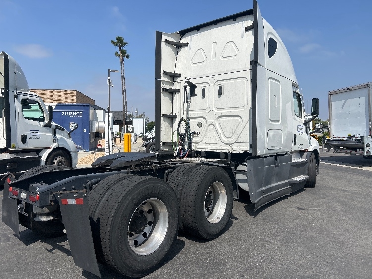 2021 Freightliner Cascadia in Jurupa Valley, CA — photo 7