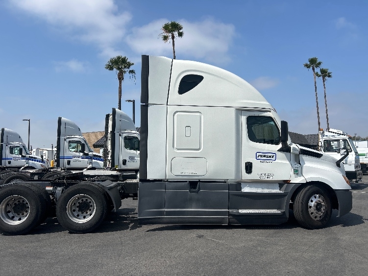 2021 Freightliner Cascadia in Jurupa Valley, CA — photo 8