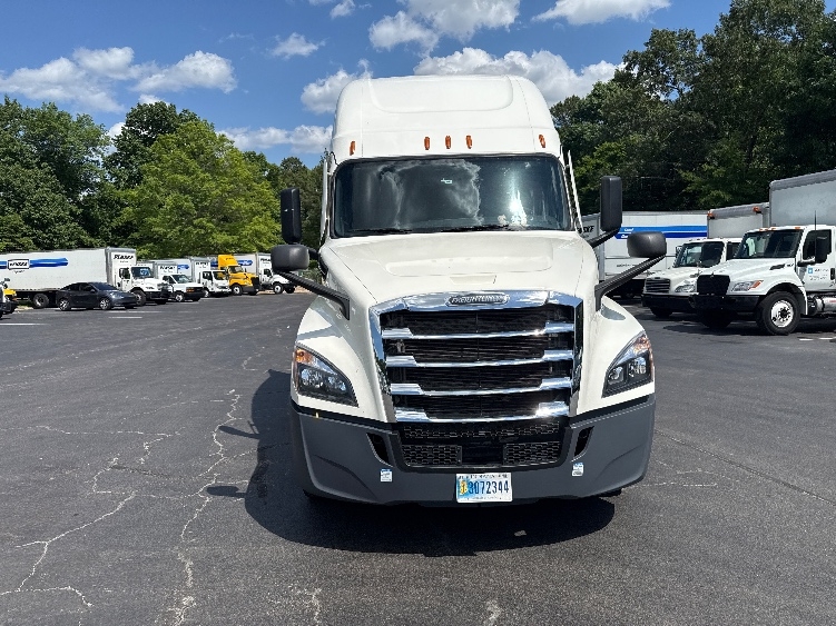2021 Freightliner Cascadia in Las Vegas, NV — photo 2