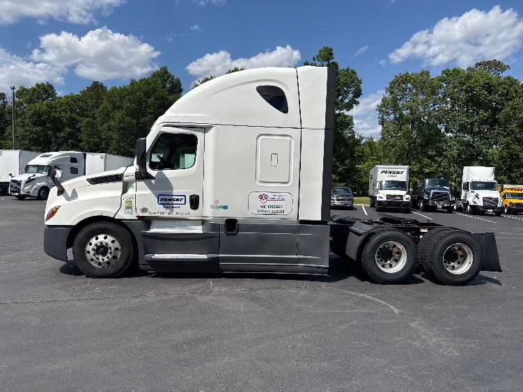 2021 Freightliner Cascadia in Las Vegas, NV — photo 4