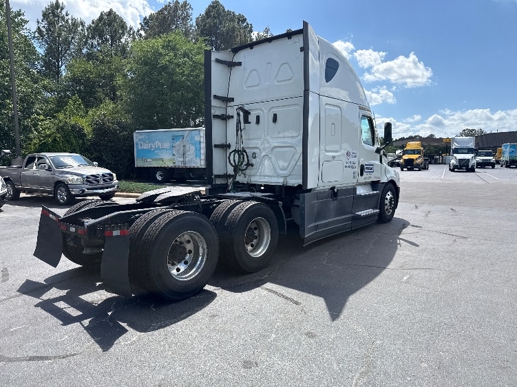2021 Freightliner Cascadia in Las Vegas, NV — photo 7
