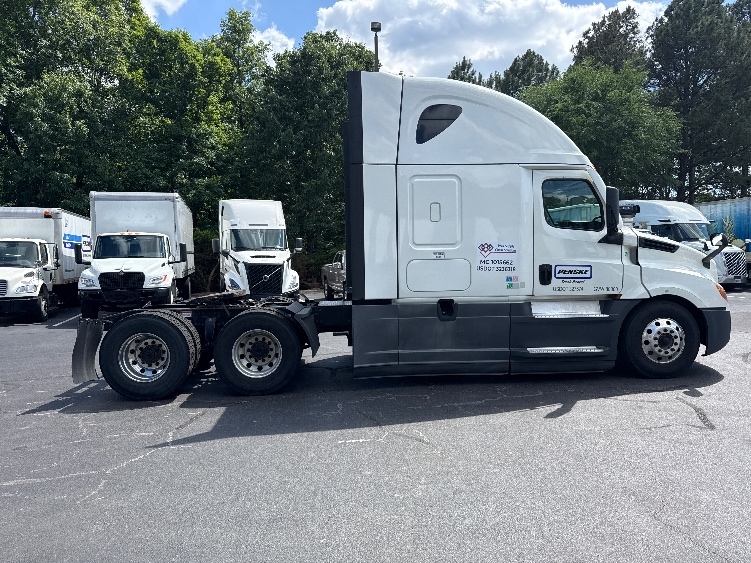 2021 Freightliner Cascadia in Las Vegas, NV — photo 8