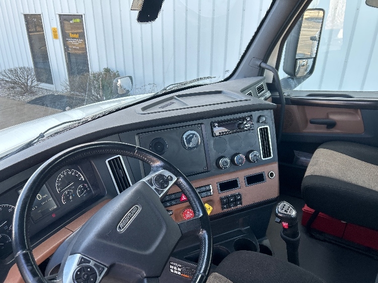 2021 Freightliner Cascadia in Milwaukee, WI — photo 10
