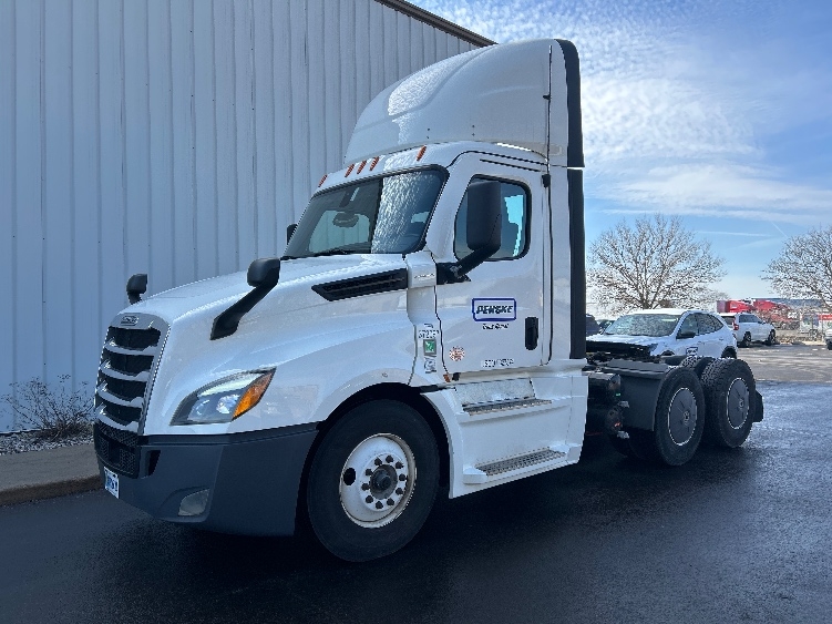 2021 Freightliner Cascadia in Milwaukee, WI — photo 3