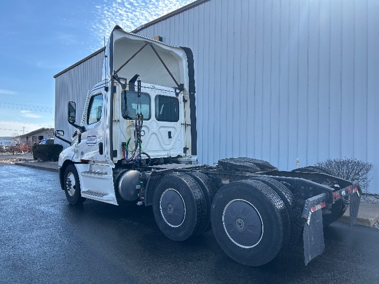 2021 Freightliner Cascadia in Milwaukee, WI — photo 5