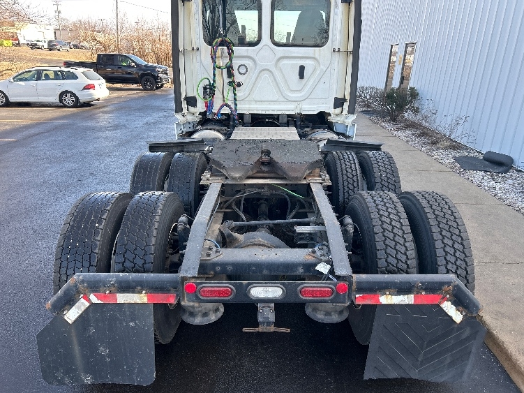 2021 Freightliner Cascadia in Milwaukee, WI — photo 6