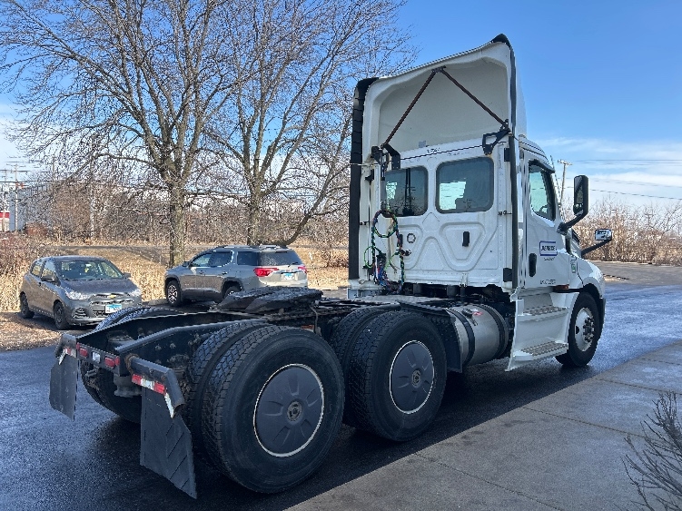 2021 Freightliner Cascadia in Milwaukee, WI — photo 7