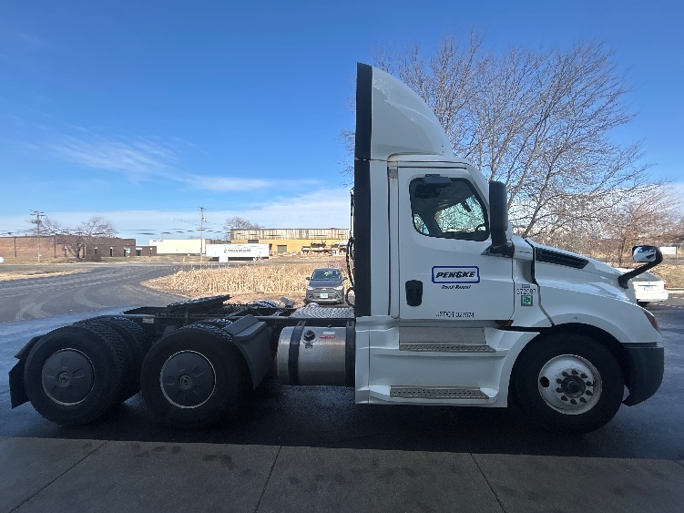 2021 Freightliner Cascadia in Milwaukee, WI — photo 8