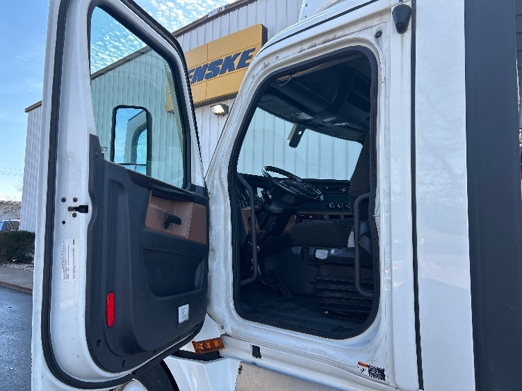 2021 Freightliner Cascadia in Milwaukee, WI — photo 9