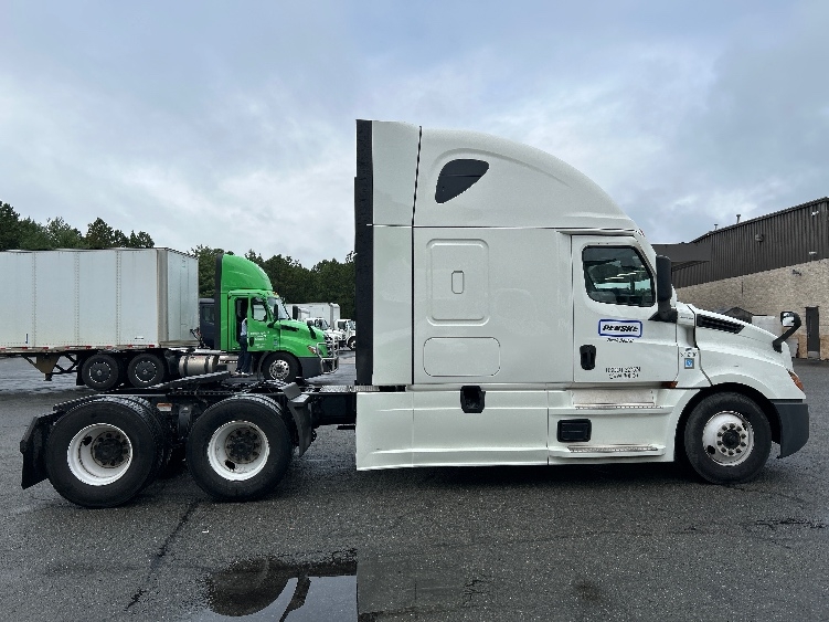 2020 Freightliner Cascadia in Chester, VA — photo 8