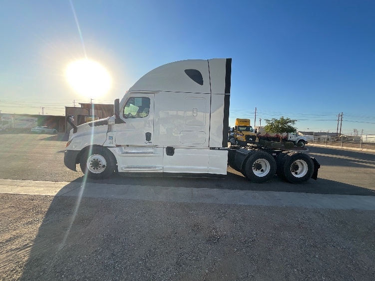2020 Freightliner Cascadia in El Centro, CA — photo 4