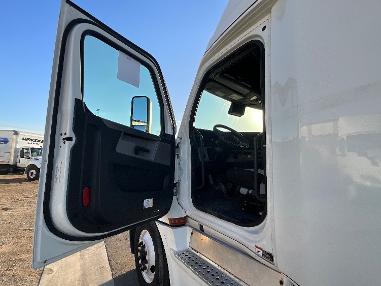 2020 Freightliner Cascadia in El Centro, CA — photo 9