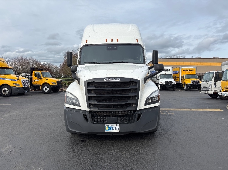 2020 Freightliner Cascadia in White Deer, PA — photo 2