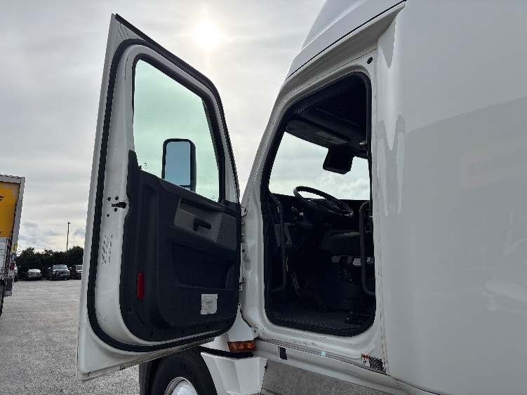 2020 Freightliner Cascadia in White Deer, PA — photo 9