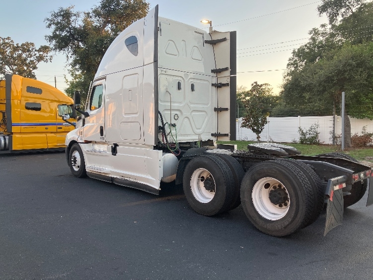2020 Freightliner Cascadia in Tampa, FL — photo 5