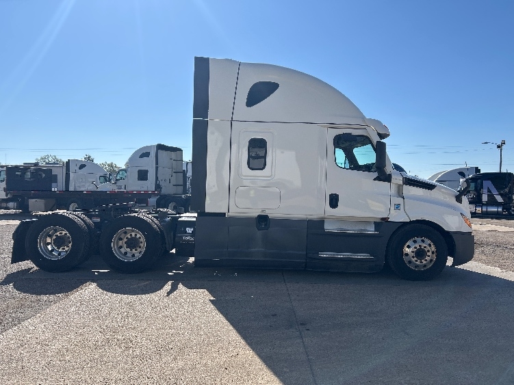 2021 Freightliner Cascadia in Belden, MS — photo 8