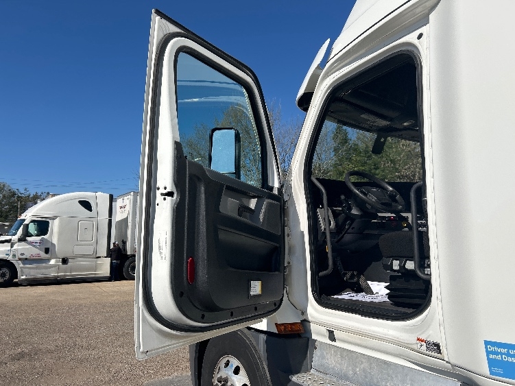 2021 Freightliner Cascadia in Belden, MS — photo 9