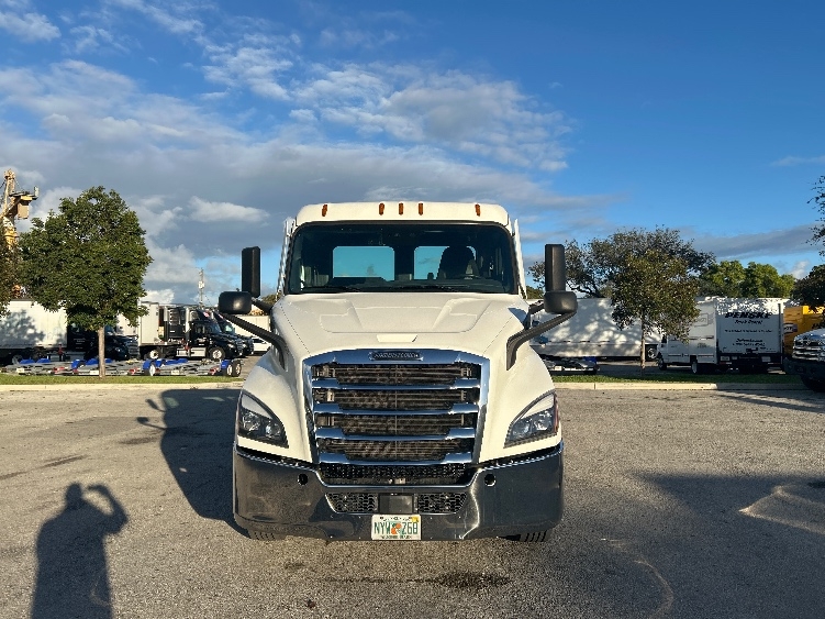 2021 Freightliner Cascadia in Medley, FL — photo 2