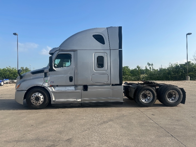 2021 Freightliner Cascadia in Dallas, TX — photo 4
