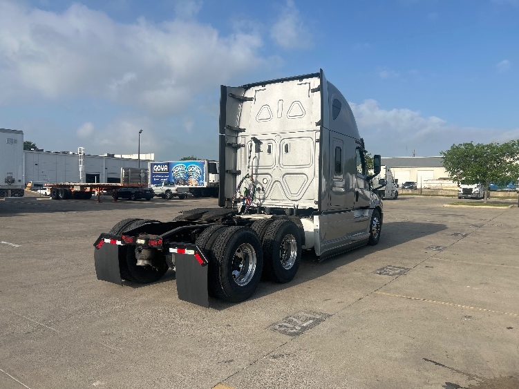 2021 Freightliner Cascadia in Dallas, TX — photo 7