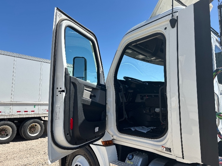 2021 Freightliner Cascadia in Amarillo, TX — photo 9