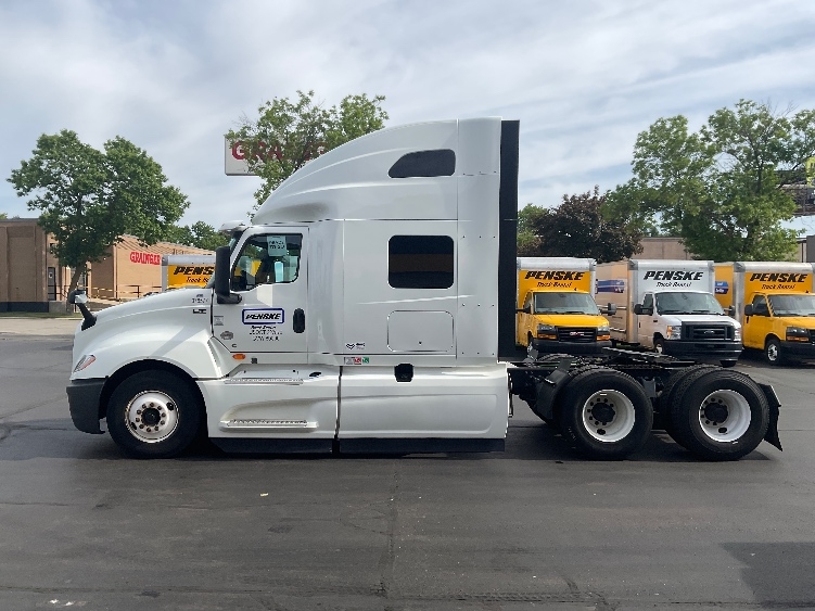 2021 International LT in Anaheim, CA — photo 4