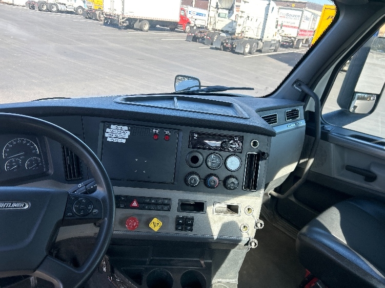 2021 Freightliner Cascadia in Pennsauken, NJ — photo 10
