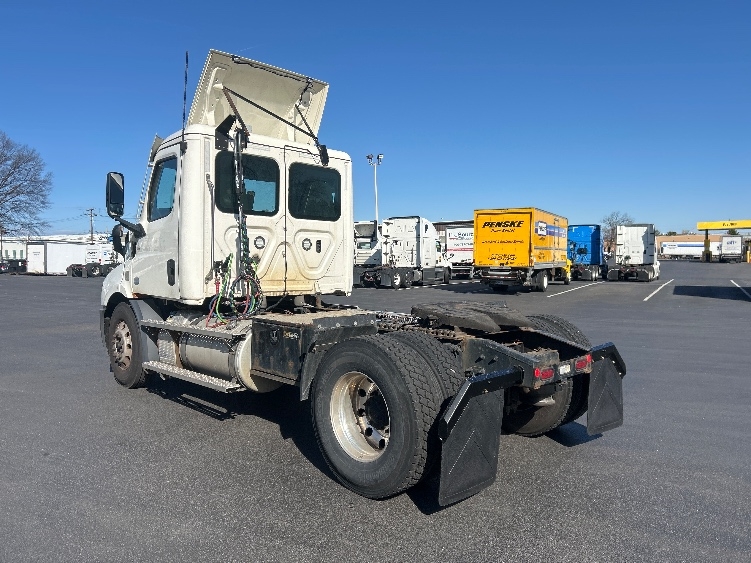 2021 Freightliner Cascadia in Pennsauken, NJ — photo 5