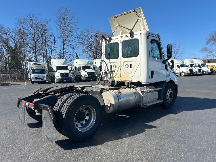 2021 Freightliner Cascadia in Pennsauken, NJ — photo 7