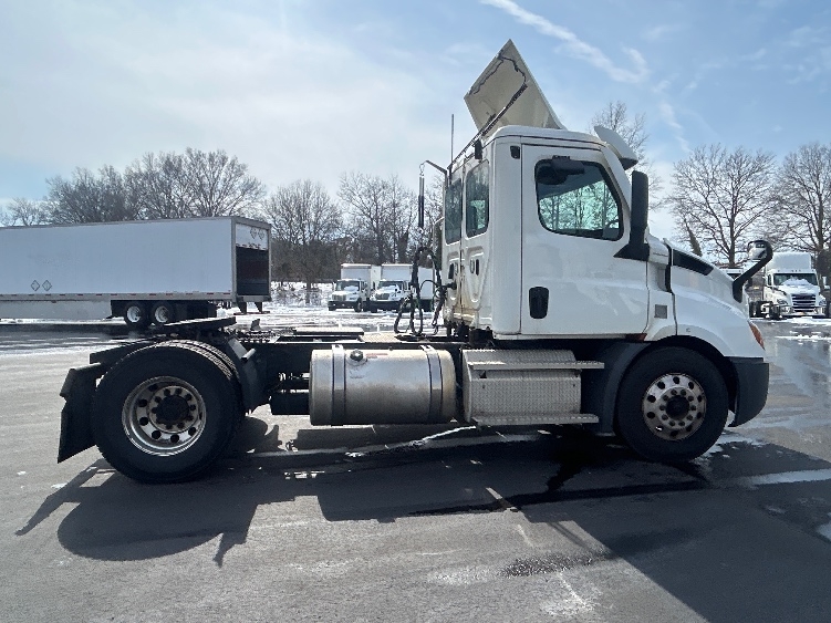 2021 Freightliner Cascadia in Pennsauken, NJ — photo 8