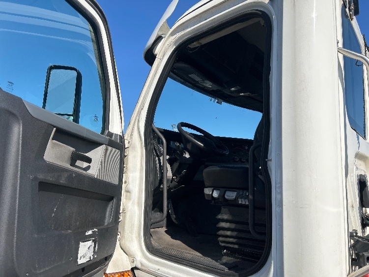 2021 Freightliner Cascadia in Pennsauken, NJ — photo 9