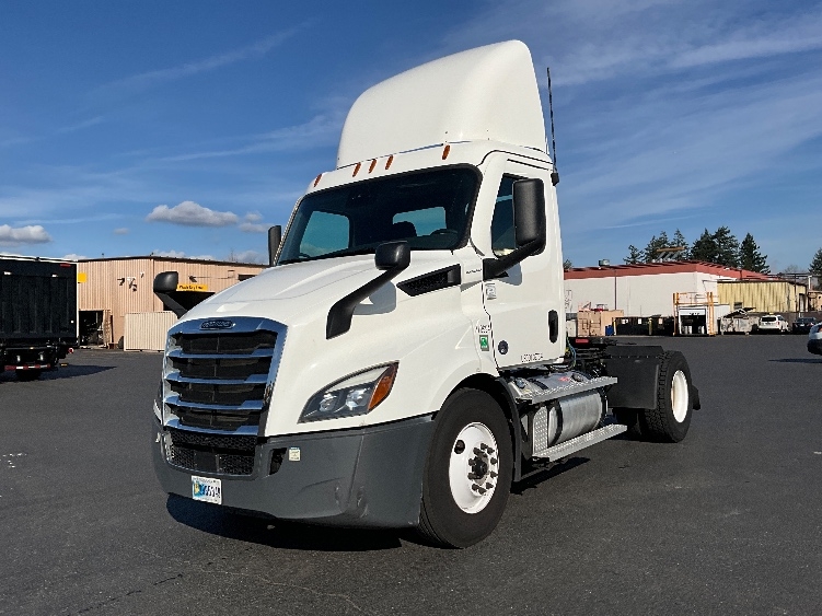 2021 Freightliner Cascadia in Clackamas, OR — photo 3