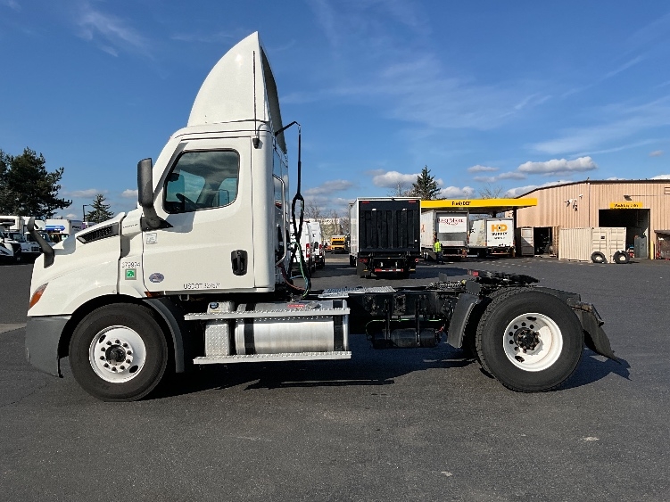 2021 Freightliner Cascadia in Clackamas, OR — photo 4