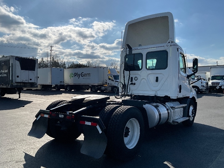 2021 Freightliner Cascadia in Clackamas, OR — photo 7