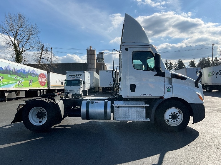 2021 Freightliner Cascadia in Clackamas, OR — photo 8
