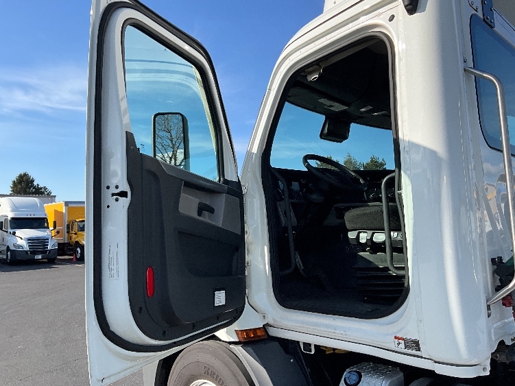 2021 Freightliner Cascadia in Clackamas, OR — photo 9