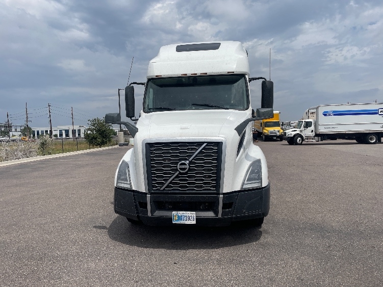 2021 Volvo VNL 760 in Clackamas, OR — photo 2